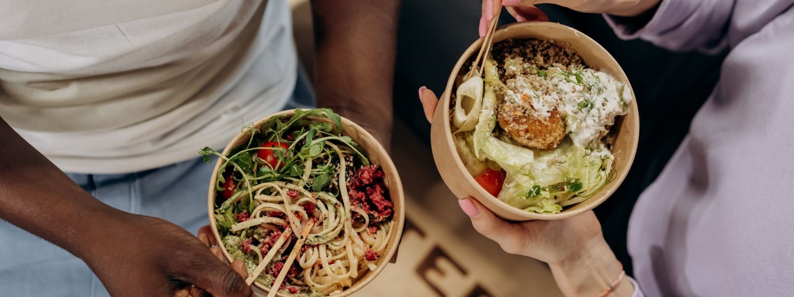 Personer som spiser mat