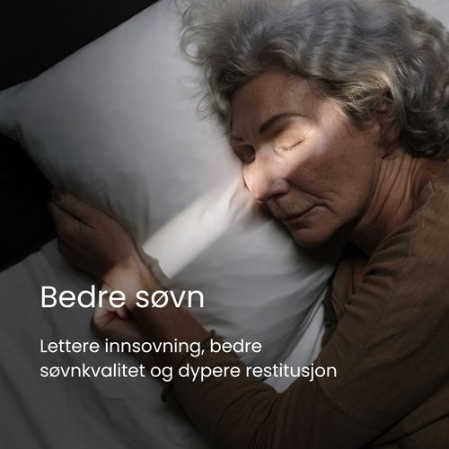 Kvinne som sover rolig i en seng med mykt sengetøy og naturlig lys, som illustrerer søvn, restitusjon og avslapning